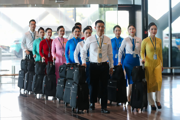 Trong những năm đầu của ngành Hàng không Dân dụng Việt Nam, đồng phục tiếp viên mang phong cách đơn giản nhưng trang nghiêm, gồm áo sơ mi trắng kết hợp cùng quần âu xanh đậm. Thiết kế này thể hiện tinh thần kỷ luật, sự chỉn chu và nét thanh lịch đặc trưng của những người tiên phong trên bầu trời.