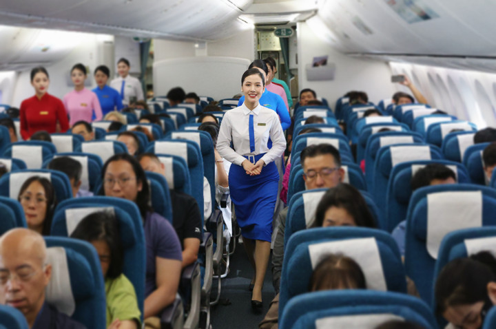 Từ năm 1975, hình ảnh nữ tiếp viên trên các chuyến bay trở nên mềm mại hơn với chân váy midi xanh và cravat đồng màu.