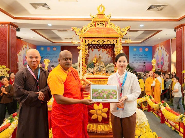 Hoạ sĩ Kim Đức tặng bức tranh “Liên hoa tịnh cảnh” tới Thầy Ven Sumiththananda There đến từ Ấn Độ - người Tháp tùng xá lợi Đức Phật về Việt Nam.