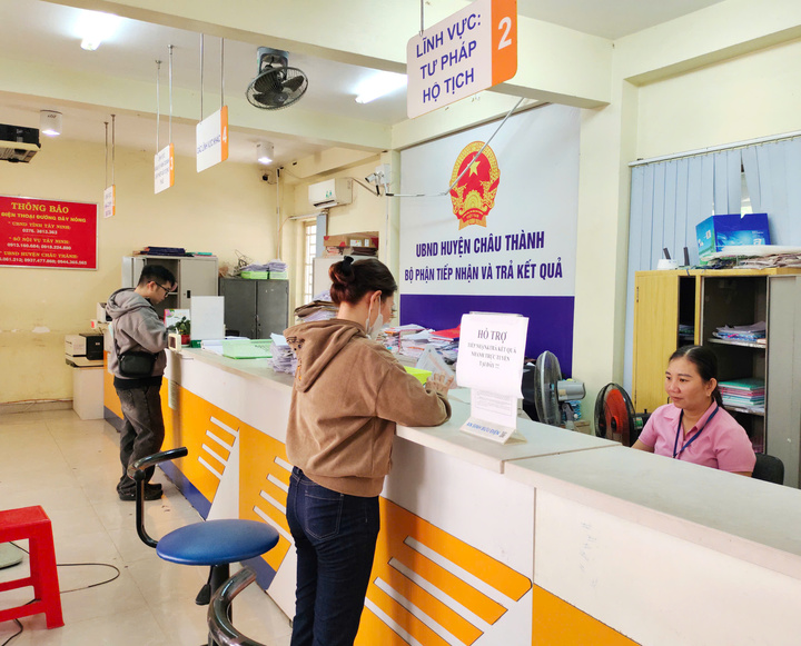 Người dân liên hệ giải quyết thủ tục hành chính tại bộ phận tiếp nhận và trả kết quả huyện Châu Thành. (Ảnh: Hoàng Yến - Minh Toàn)