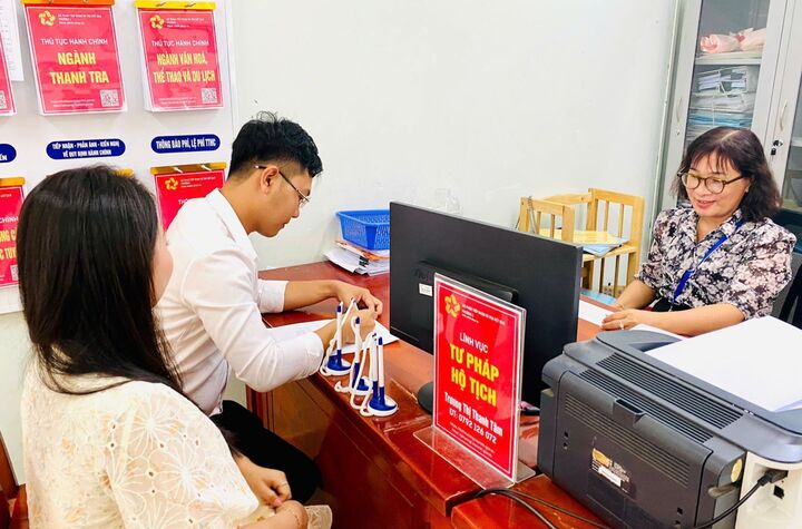 Người dân đến làm thủ tục hành chính tại bộ phận tiếp nhận và trả kết quả Phường 1, TP Tây Ninh, tỉnh Tây Ninh. (Ảnh: Hà Nam)