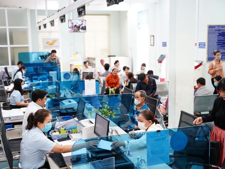 Công chức tiếp nhận, giải quyết thủ tục hành chính cho người dân, doanh nghiệp tại Trung tâm Phục vụ hành chính công tỉnh. (Ảnh: Phương Thuý)