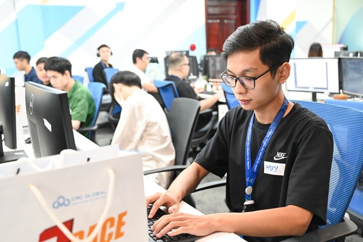 Nhiều sinh viên được nhận lời mời làm việc chính thức ngay trong kỳ thực tập tại các công ty thành viên của Tập đoàn CMC.