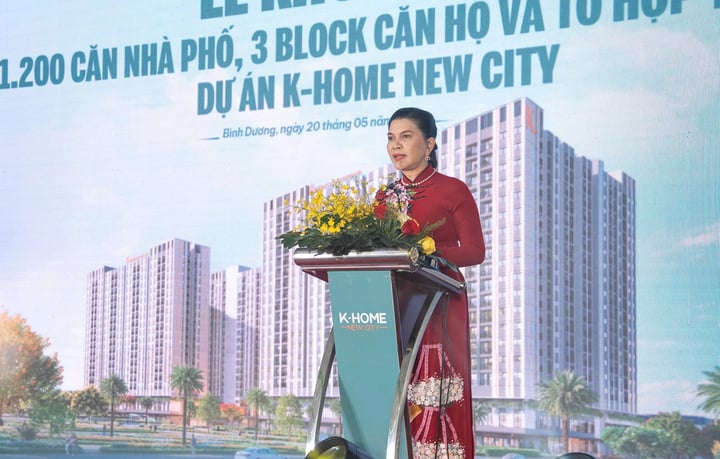 Bà Đặng Thị Kim Oanh – Chủ tịch HĐQT, Tổng Giám đốc Kim Oanh Group – phát biểu tại Lễ khởi công 1.200 căn nhà phố, 3 block căn hộ và tổ hợp thể thao dự án K-Home New City – Đô thị nhà ở xã hội chuẩn Singapore đầu tiên tại Việt Nam.