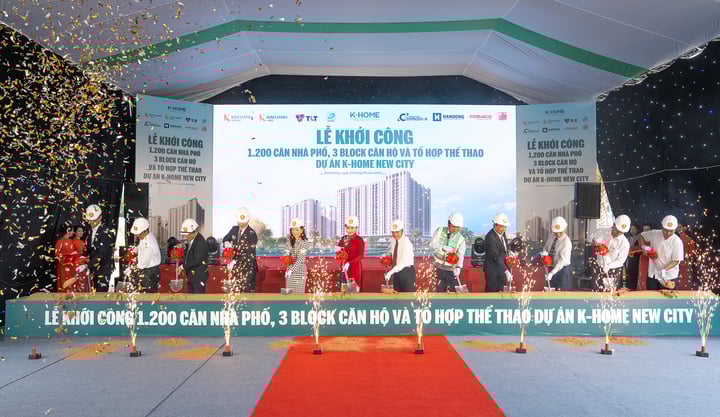 Ban lãnh đạo Kim Oanh Group và các đối tác, khách mời thực hiện nghi thức khởi công xây dựng 1.200 căn nhà phố, 3 block căn hộ và tổ hợp thể thao dự án K-Home New City.