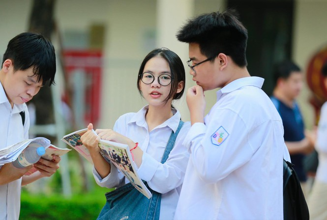 ការប្រកួតប្រជែងយ៉ាងស្វិតស្វាញដើម្បីចូលរៀនថ្នាក់ទី១០នៅទីក្រុងហាណូយធ្វើឱ្យសិស្ស និងឪពុកម្តាយពោរពេញដោយការថប់បារម្ភ និងសម្ពាធ។ (រូបភាព)