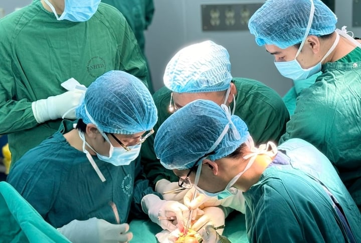Ê kíp bác sĩ bóc tách khối u cho bệnh nhân. (Ảnh: Thanh Đặng)