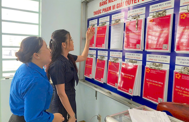 Các thủ tục hành chính được niêm yết tại bộ phận riếp nhận và trả kết quả xã Thái Bình, huyện Châu Thành, tỉnh Tây Ninh. (Ảnh: Hoàng Yến - Minh Toàn)