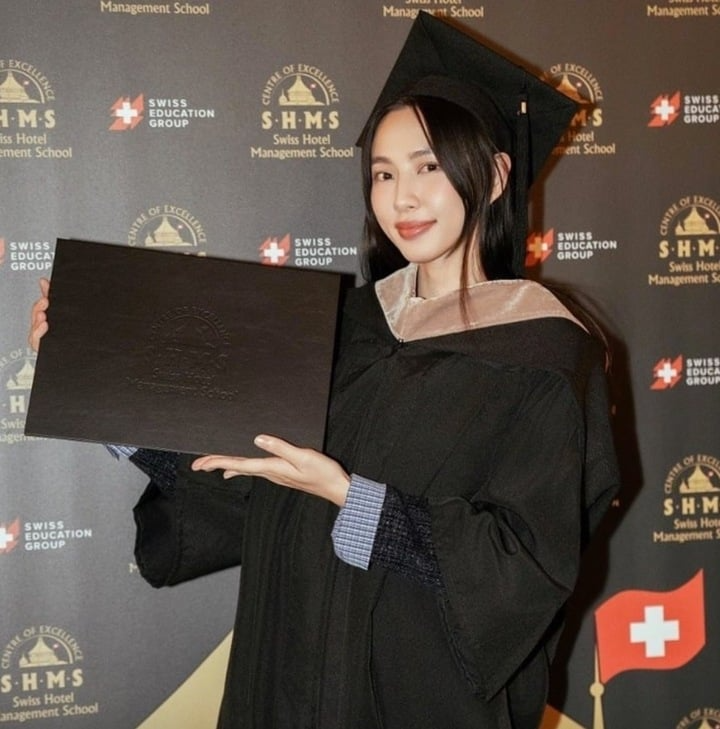 Thuy Tien shows off a photo of receiving her master's degree in early 2025. (Photo: FBNV)
