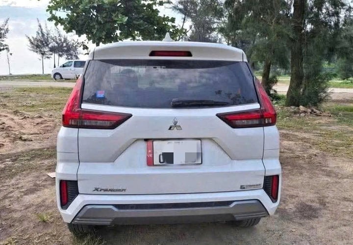 Xe ô tô được cho là của 2 nạn nhân để trên bờ biển.