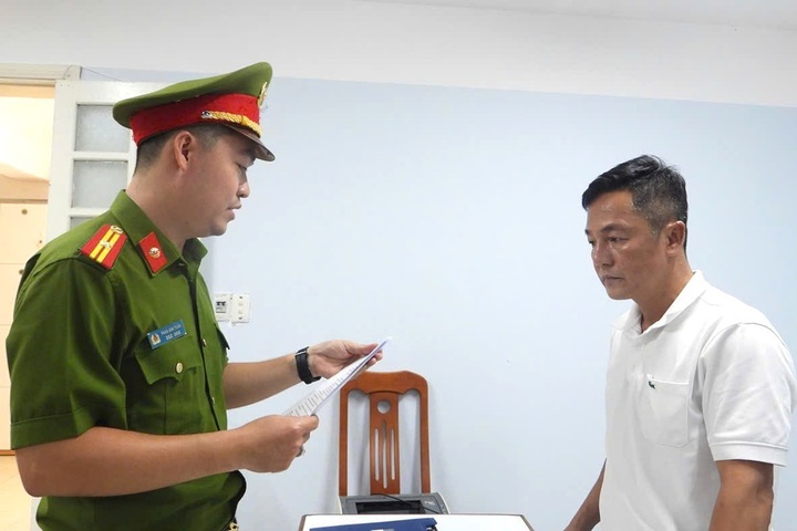 Công an đọc lệnh khởi tố đối với ông Phạm Chiến Thắng. (Ảnh: CACC)