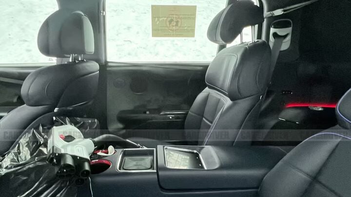 Xe có hàng ghế thứ ba, phù hợp cho những gia đình cần nhiều chỗ ngồi.