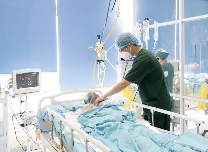 12 người cấp cứu sau vụ nổ.