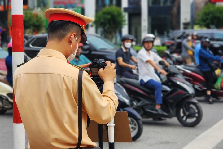 Trong 1 giờ, tổ công tác ghi hình gần 10 trường hợp xe máy vi phạm.