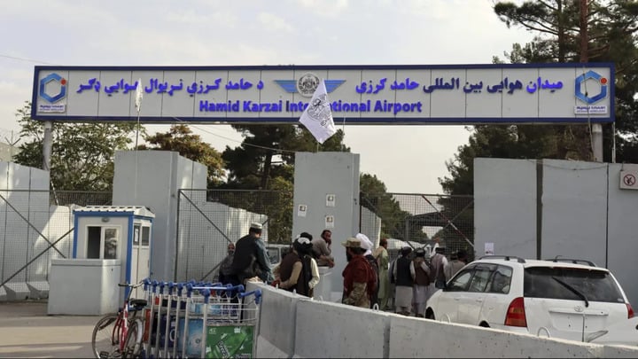 Các chiến binh Taliban đứng gác trước Sân bay quốc tế Hamid Karzai sau khi Mỹ rút quân khỏi Afghanistan. (Ảnh: Associated Press)