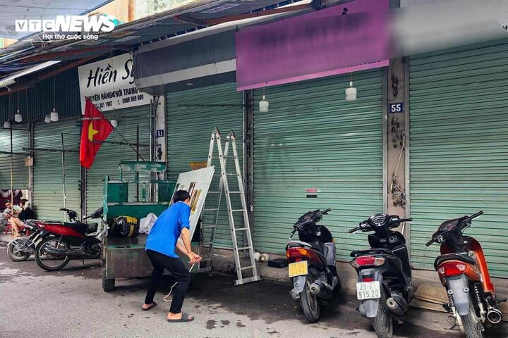 Thậm chí một số cửa hàng còn tháo dỡ cả biển hiệu.