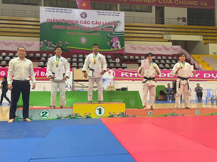 Benjamin (giữa) với huy chương vàng hạng cân dưới 66kg trong Giải vô địch các câu lạc bộ Judo quốc gia.