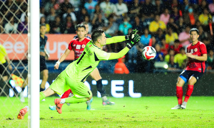 Filip liên tiếp cứu thua trong hiệp một.