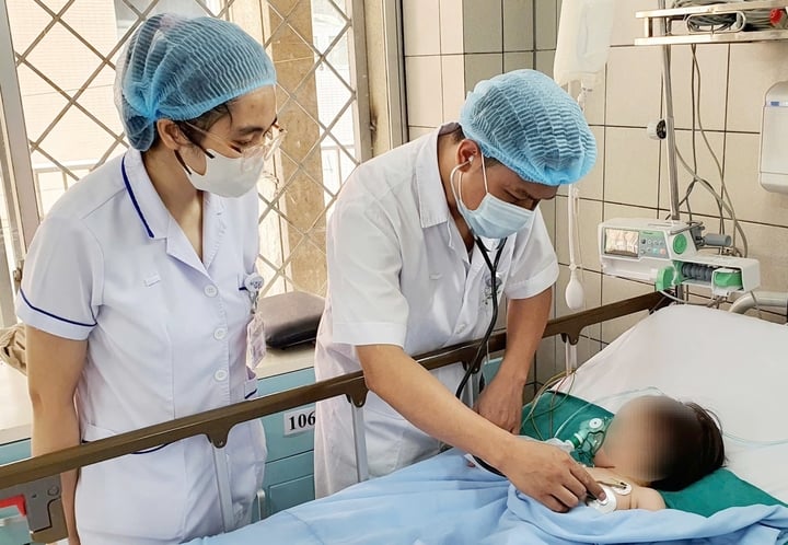 BSCKII Phạm Công Khắc, Trung tâm Nhi khoa thăm khám cho bệnh nhi. (Ảnh: Nguyên Hà)