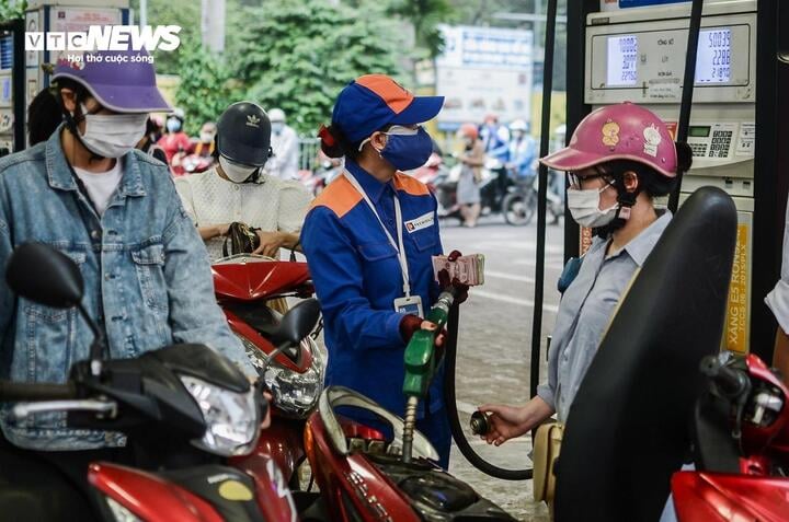 Giá xăng dự báo được điều chỉnh giảm trong kỳ điều hành ngày mai 21/5. (Ảnh: Minh Đức).