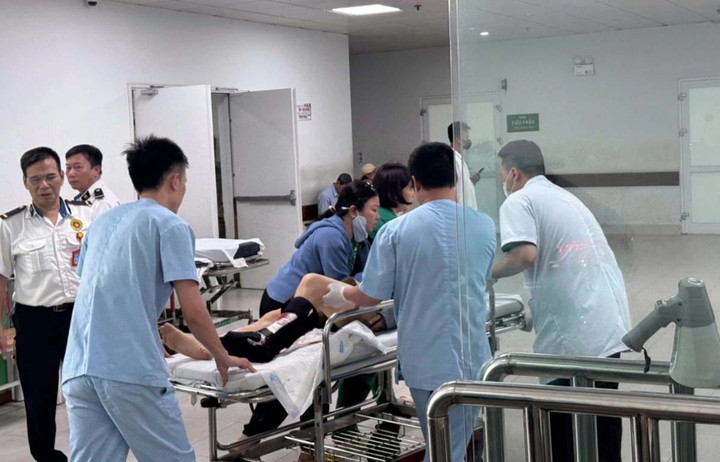 Nạn nhân được đưa đến bệnh viện cấp cứu kịp thời.