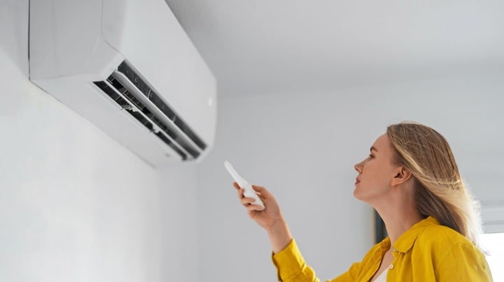 Các mẹo tiết kiệm điện khi dùng điều hòa trong mùa hè giúp bạn giảm chi phí sinh hoạt. (Ảnh: House Digest)