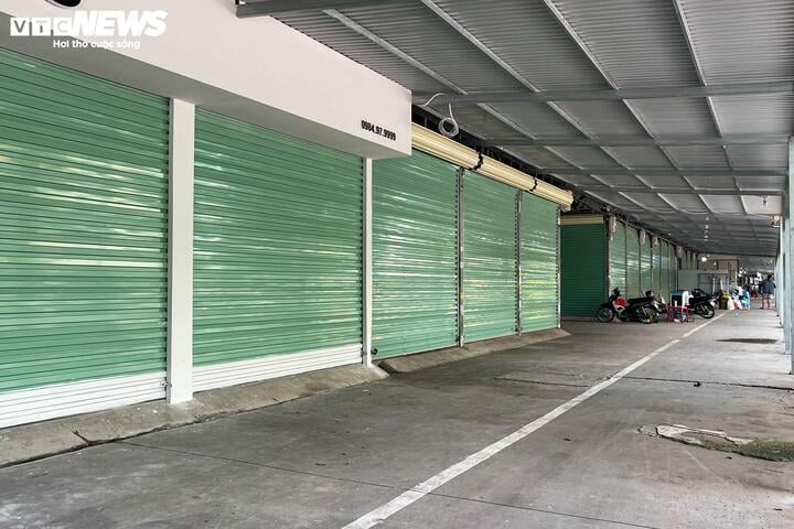 Các quầy hàng vốn tấp nập khách nay lại cửa đóng, then cài.