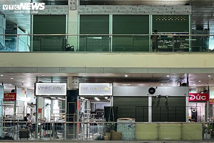Lác đác một vài cửa hàng vẫn mở cửa buôn bán, xung quanh là những quầy đóng kín mít.