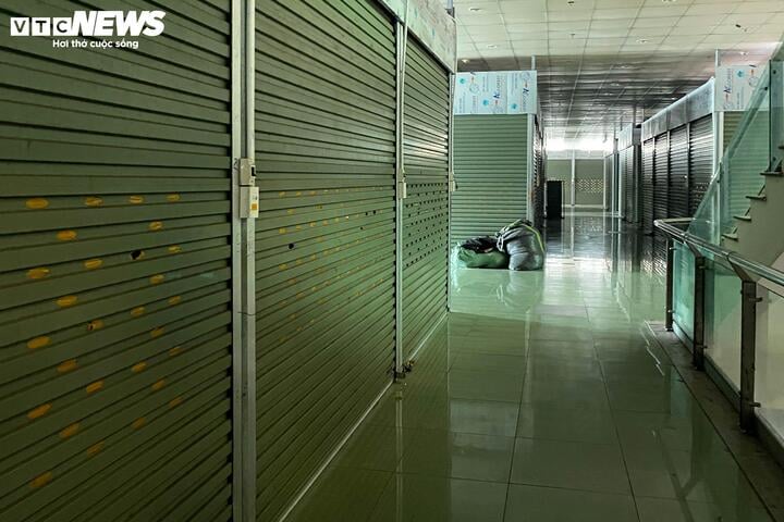 Cảnh tượng trống trơn lạ thường tại chợ Ninh Hiệp.
