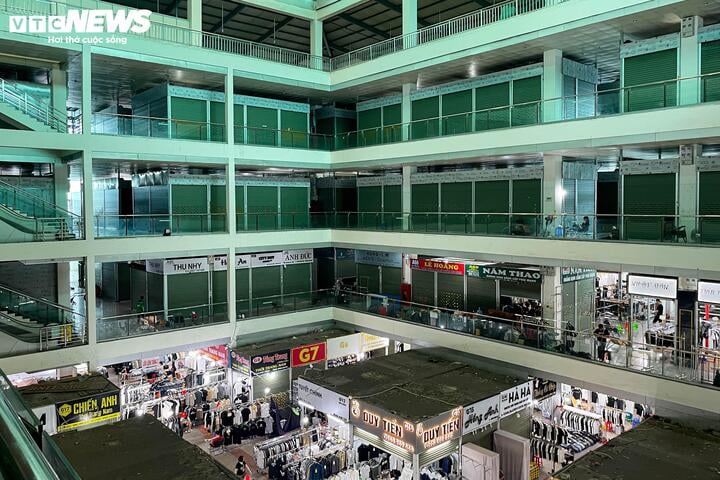 Bên trong TTTM Sơn Long, hiện tại cũng chỉ có tầng 1 là vẫn mở cửa buôn bán bình thường. Còn khu vực các tầng 2,3,4 chỉ lác đác một số quầy hoạt động.