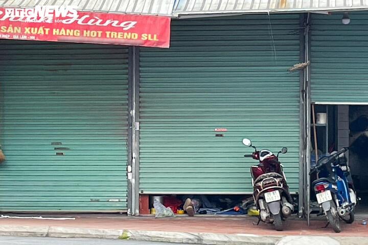 Những cửa hàng mở hé cửa chỉ phục vụ khách quen.