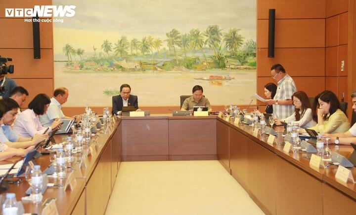 Các đại biểu phát biểu tại tổ sáng 21/5.