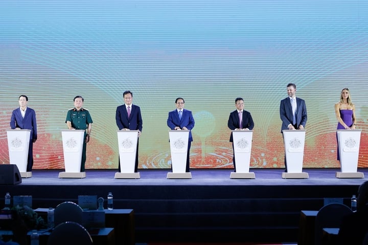 Thủ tướng và các đại biểu thực hiện nghi thức khởi công dự án Trump International Hưng Yên. (Ảnh: VGP)