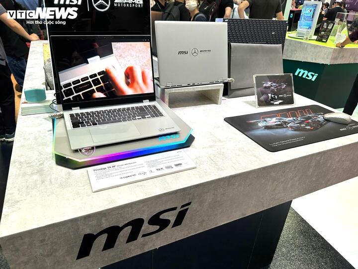 ម៉ូដែល Laptop ពីការរួមបញ្ចូលគ្នារវាងក្រុមហ៊ុនយក្ស 2 ក្នុងបច្ចេកវិទ្យា និងរថយន្ត។ (រូបថត៖ Manh Hung)