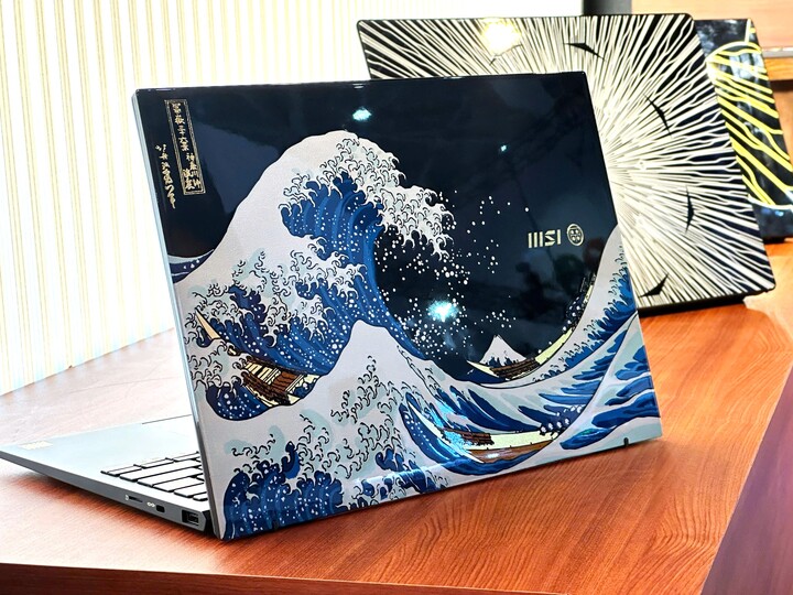 Cận cảnh laptop MSI hoạ tiết sơn mài dùng bột vàng lá chế tác