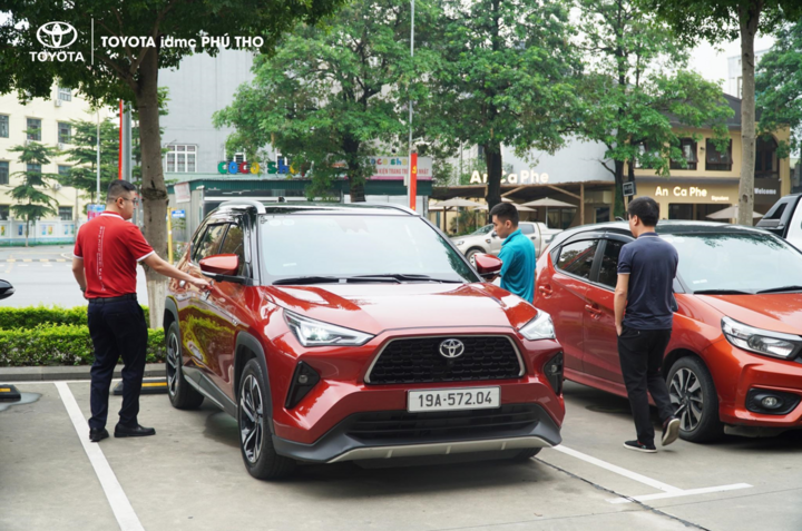 Anh Trường đánh giá cao mẫu xe Yaris Cross sai vài vòng chạy thử tại đại lý.