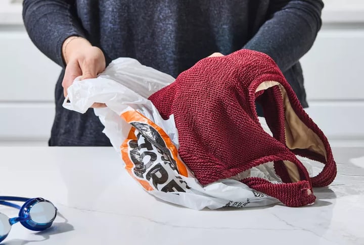 Bọc đồ bơi ướt là một cách tái sử dụng túi nylon. (Ảnh: The Spruce)