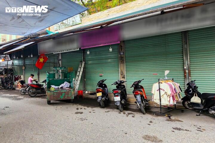 Chợ Ninh Hiệp từ lâu đã nổi tiếng là một trong những trung tâm mua bán vải và quần áo sầm uất bậc nhất phía Bắc. Nơi đây mỗi ngày thường đón rất nhiều khách đến mua, đặc bi khách mua buôn rất thích nhập hàng ở đây vì vừa đa dạng mẫu mã vừa có giá siêu rẻ.