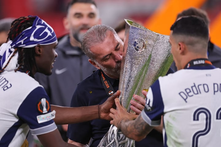 HLV Ange Postecoglou giúp Tottenham vô địch Europa League