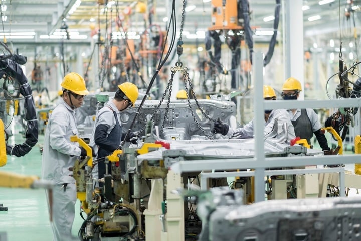 Muốn thúc đẩy cấp dưới làm giàu để cống hiến cho doanh nghiệp thì bản thân đội ngũ lãnh đạo doanh nghiệp phải biết cách làm giàu và phấn đấu làm giàu