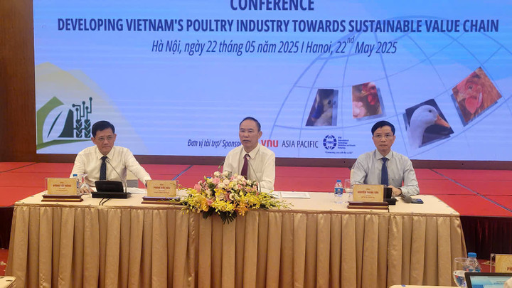 Thứ trưởng Bộ NNMT Phùng Đức Tiến (giữa).