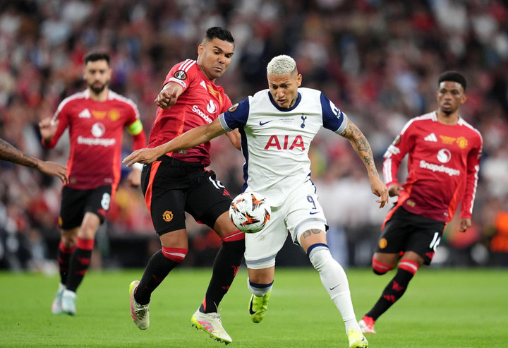 Richarlison nhận thẻ vàng.