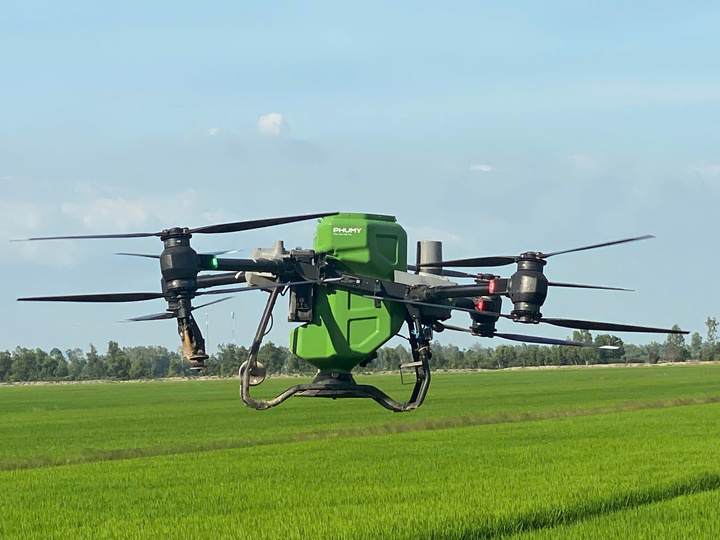 Phú Mỹ tích cực triển khai các giải pháp công nghệ mới như ứng dụng drone trong nông nghiệp.