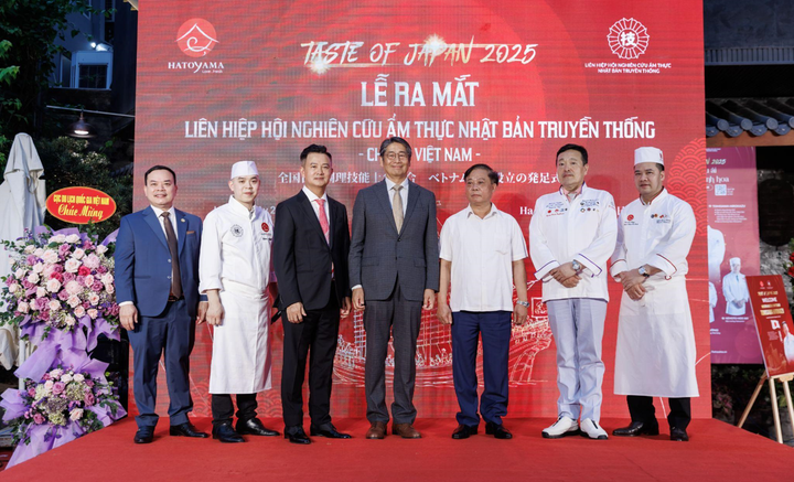 Ông Ito Naoki - Đại sứ Nhật Bản tại Việt Nam (giữa) cùng ông Phạm Văn Thủy - Phó Cục trưởng Cục Du lịch quốc gia Việt Nam (thứ ba từ phải sang), ông Tomisawa Hirokazu - Đại sứ Văn hóa ẩm thực Nhật Bản (thứ hai từ phải sang) cùng các đại biểu dự lễ Khai mạc Tuần lễ sự kiện Văn hóa ẩm thực Việt - Nhật “Taste of Japan 2025”. (Ảnh: Hatoyama)