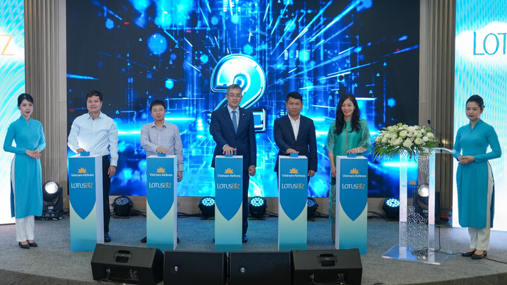 Ông Nguyễn Quốc Hùng - Cục trưởng Cục quản trị (VPCP); ông Nguyễn Cao Cường - Phó Tổng GĐ Tổng công ty Cảng hàng không Việt Nam; ông Đặng Ngọc Hoà - Chủ tịch HĐQT VNA chúc mừng ra mắt chương trình LotusBiz.