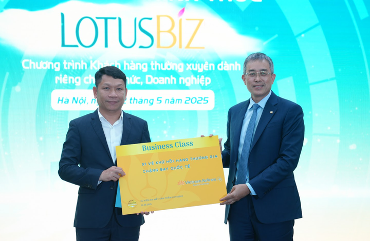 Ông Đặng Ngọc Hòa, Chủ tịch HĐQT Vietnam Airlines, trao quà lucky draw cho vị khách may mắn.