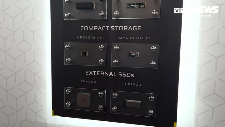 ការផ្ទុក SSD ជាមួយនឹងកំណែ (ខាងក្រោម) ដែលអាចភ្ជាប់នៅខាងក្រៅទូរស័ព្ទជាមួយនឹងទំហំផ្ទុករហូតដល់ 4TB ។ (រូបថត៖ Manh Hung)