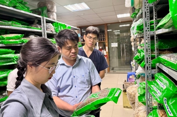 TS.Trần Minh Ngọc, Phó Cục trưởng Cục Quản lý Y, Dược cổ truyền (Bộ Y tế) kiểm tra tại Phòng khám chuyên khoa Y học cổ truyền Quốc Y Đường chiều 21/5.