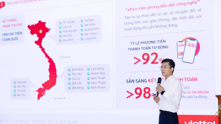 Ông Đặng Trần Chiến - Đại diện Viettel ePass - giới thiệu Giải pháp thu phí không dừng tại bến xe, điểm đỗ. (Nguồn: Viettel)