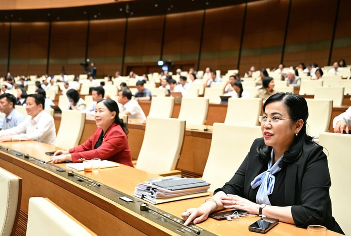 Đại biểu bấm nút thông qua nghị quyết chiều nay. (Ảnh: Quochoi.vn)